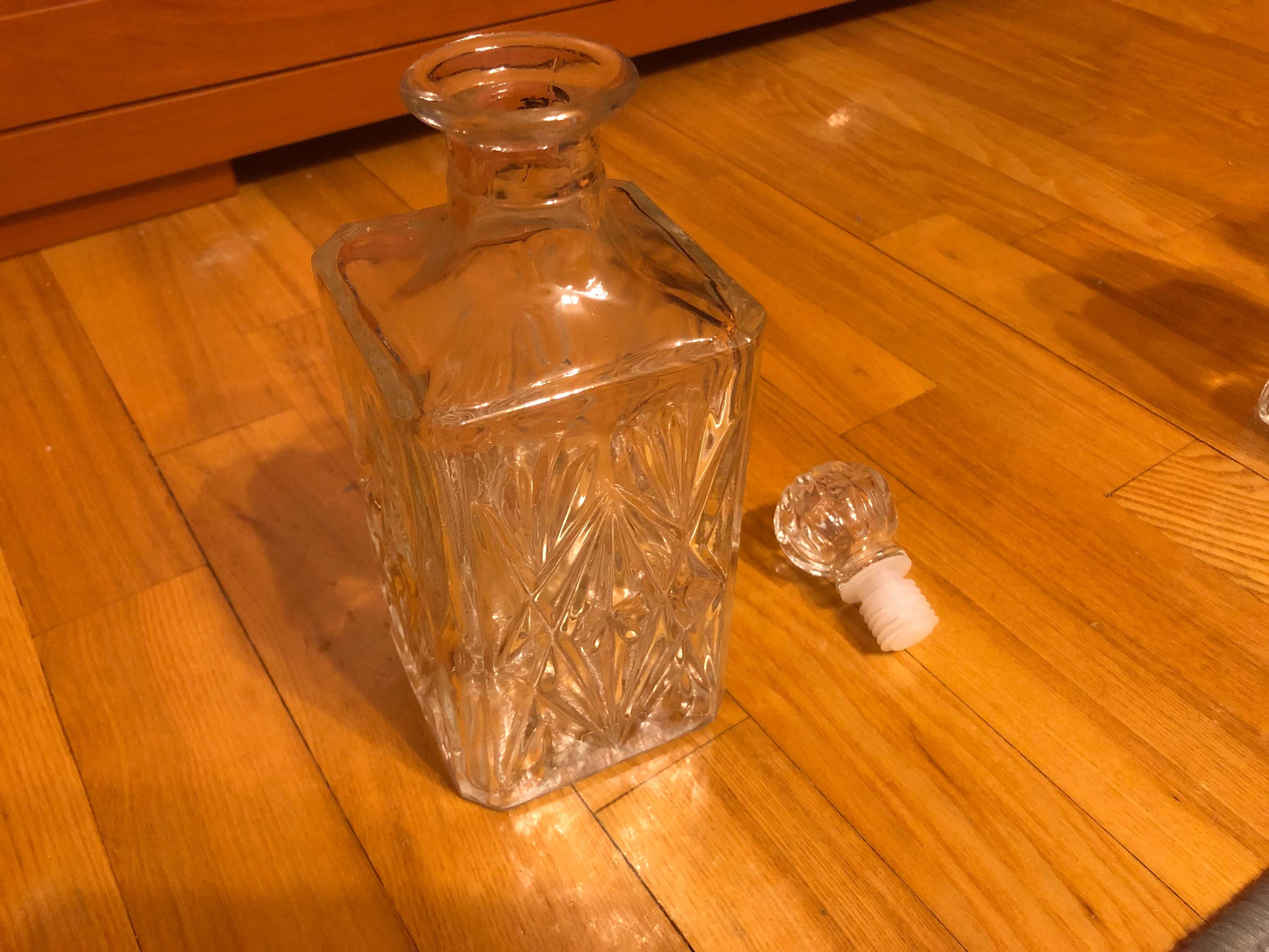 Karafka szklana zdobiona, kwadratowa 800 ml