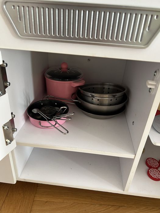 Kuchnia dla dzieci KidKraft z akcesoriami kuchennymi.
