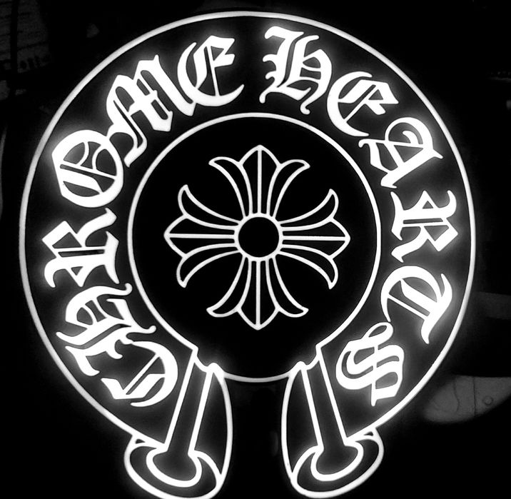 "Chrome heart" lightbox
Aprox 21cm diametro
Com fita luz led no interi