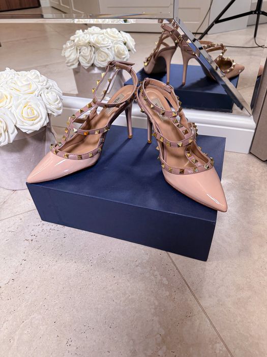 Buty Valentino 41 rozmiar beżowe z ćwiekami szpilki