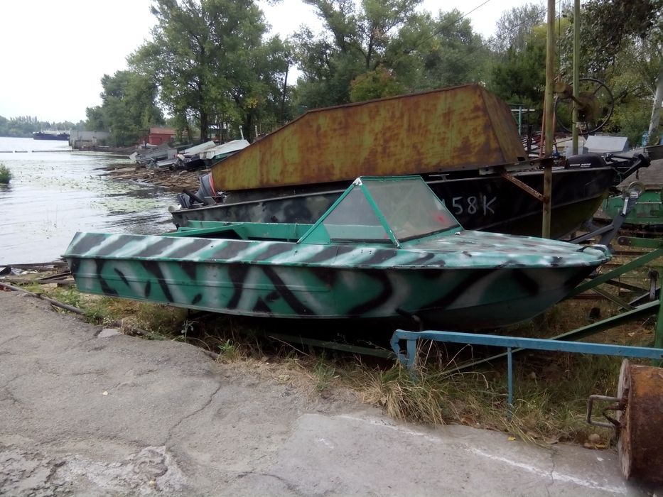 Лодка Крым  с мотором Mercury 20