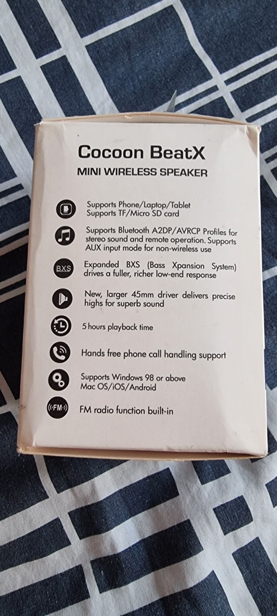 Glosnik bezprzewodowy bluetooth z wbudowanym radiem i akumulatorem.