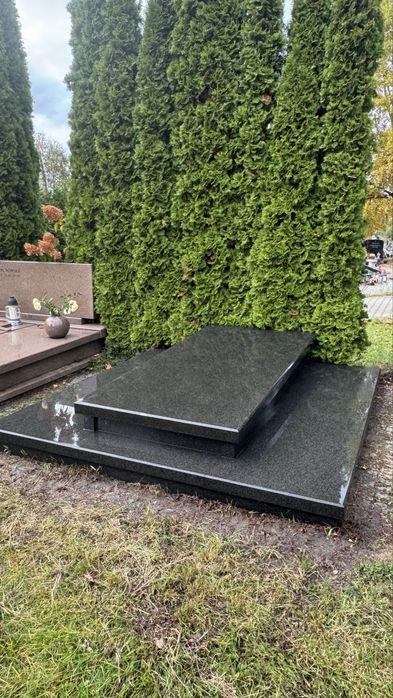 Grobowiec z płytą granitową