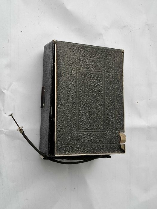 Фотоаппарат старый с касетами.