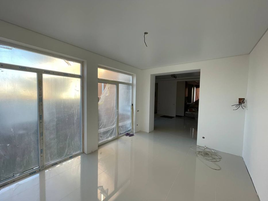 Продам гарний новий котедж в м.Мукачево