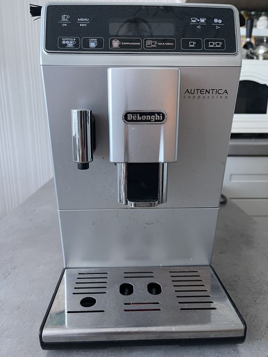 Кавомашина з капучінатором Delonghi