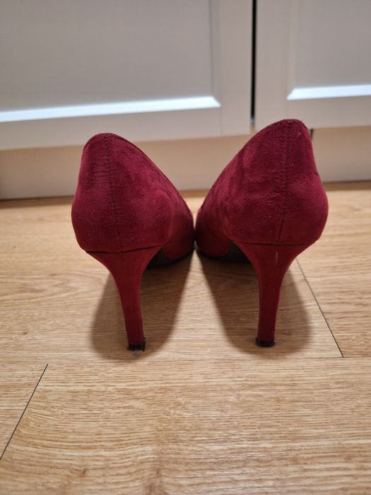 Vende-se sapato de tacão Zara, 38, em excelente estado.