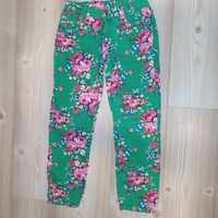 Jeansy w kolorze zielonym w różowe róże 128 cm