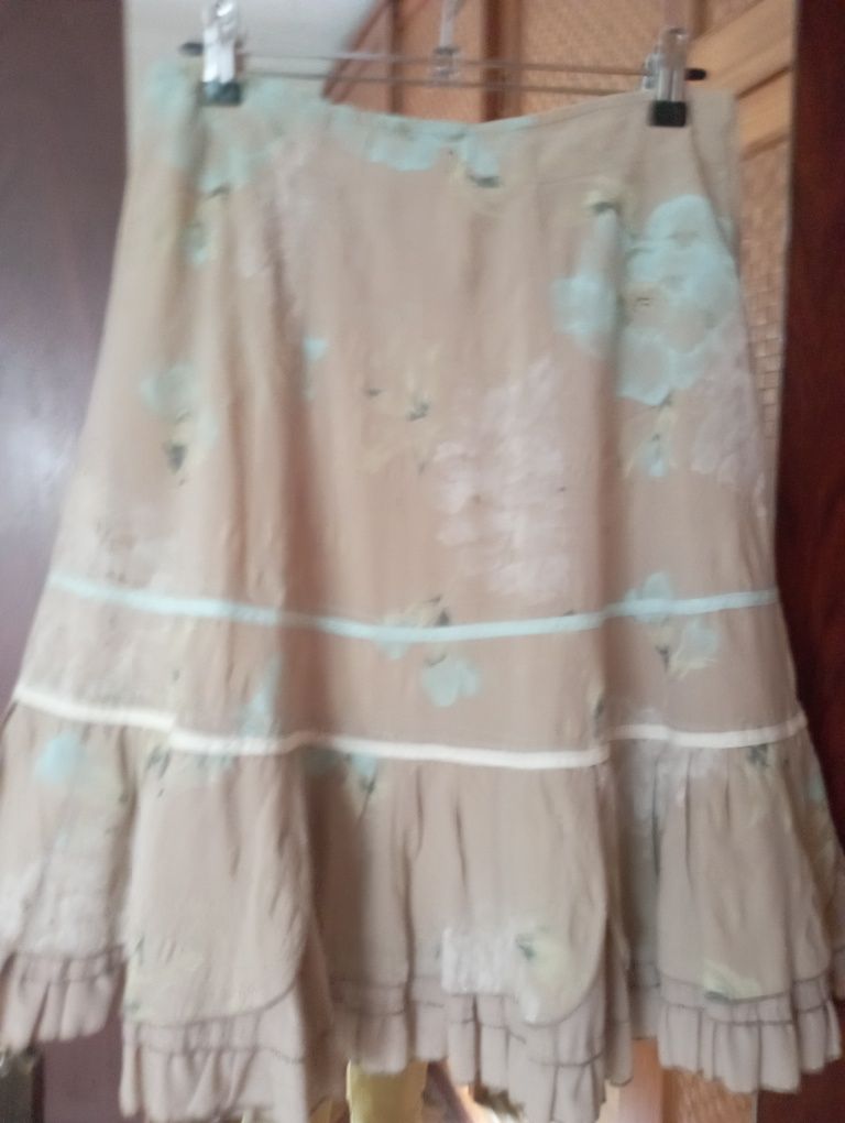 Saia creme com estampado floral extremamente discreto