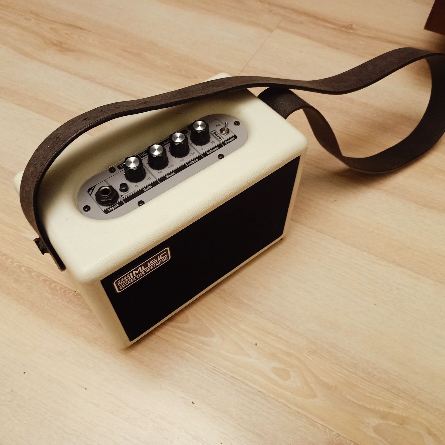 COOLMUSIC bezprzewodowy wzmacniacz gitarowy . 
TworzywoMetal
Moc wyjśc