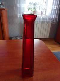 Szklany wazon rubinowy