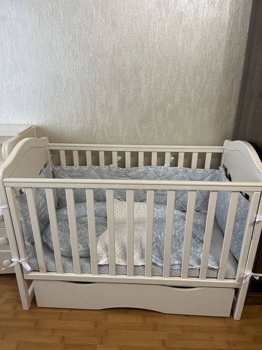 Дитяче ліжечко,комод-пеленатор.