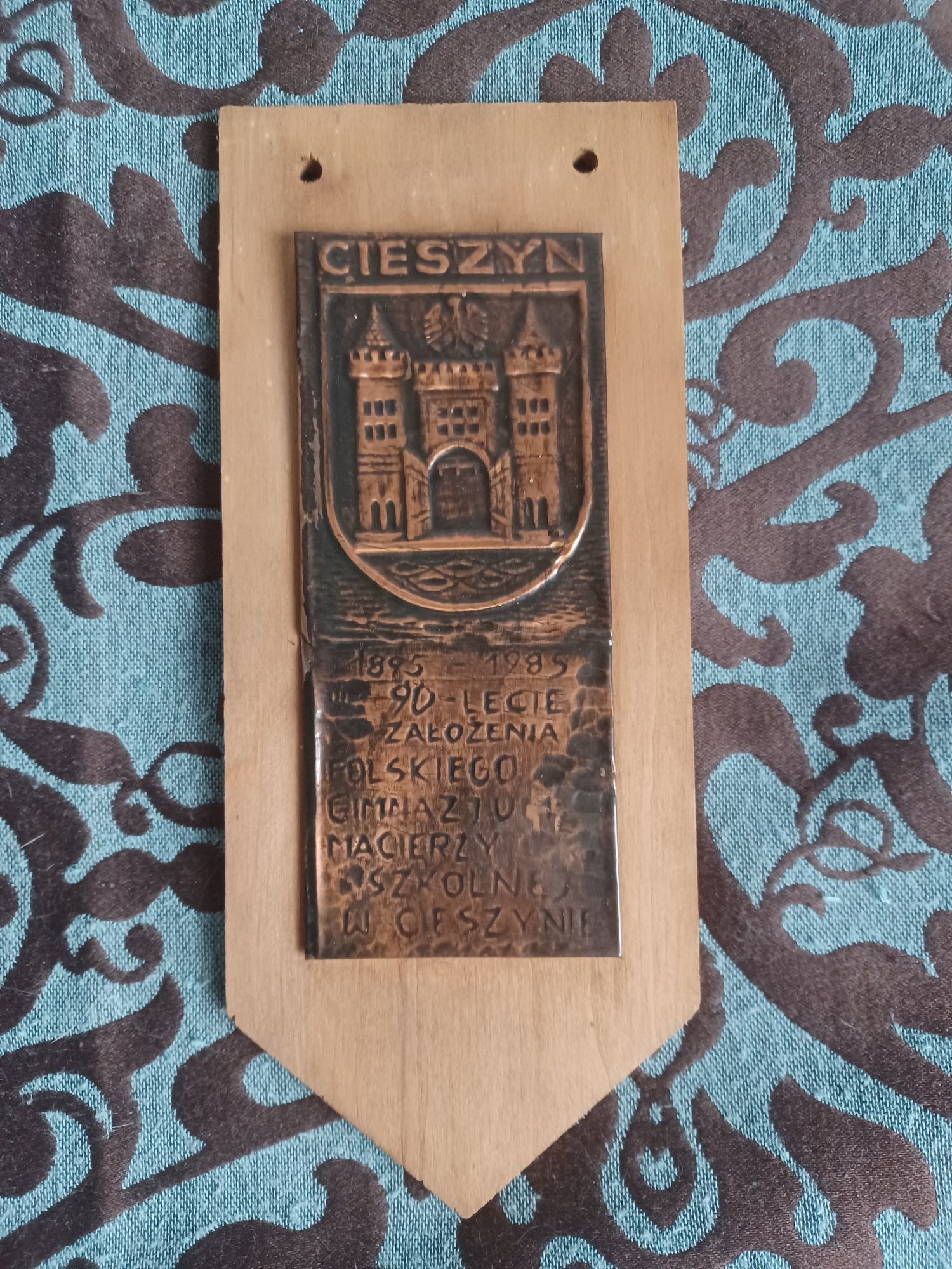 Plakieta na 90-lecie założenia polskiego gimnazjum w Cieszynie.