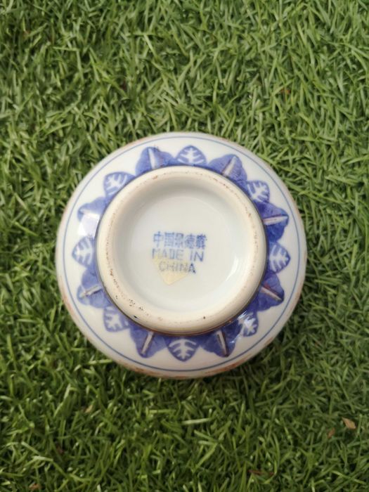 Conjunto de pratos e taças