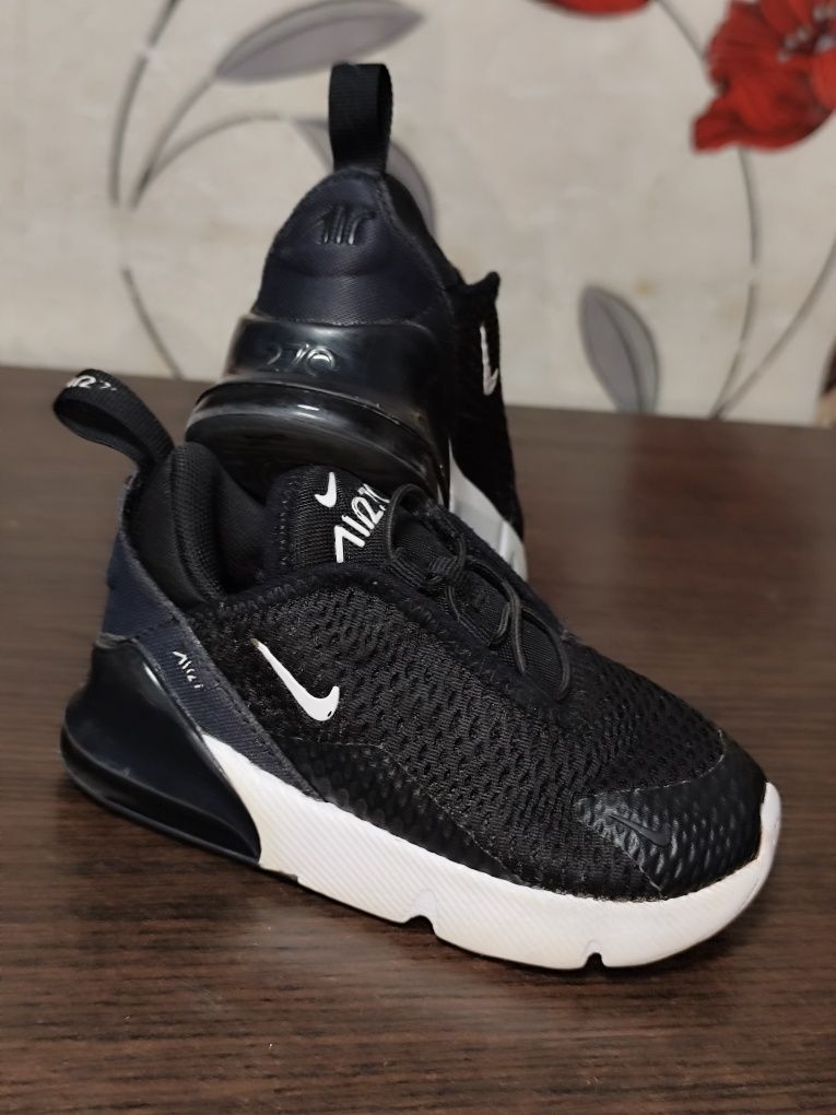 Круті дитячі кросівки Nike Air 270.