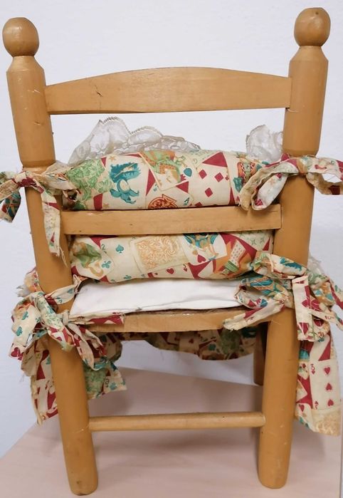 Cadeira decorativa, em madeira, por 5€