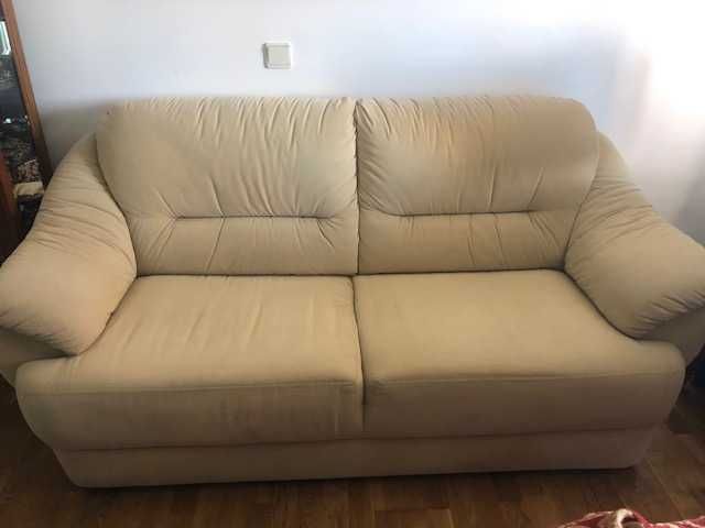 Conjunto 3 sofás cor bege, 1 de 3 lugares e 2 poltronas individuais