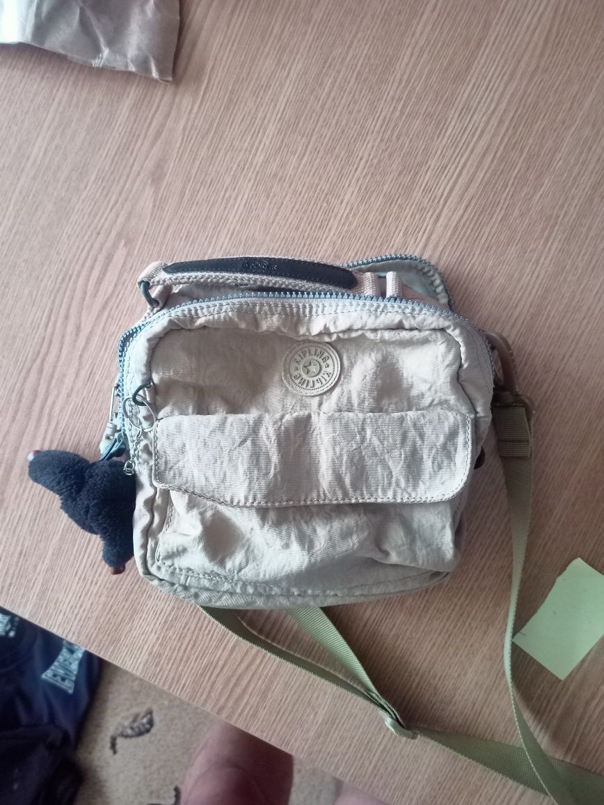 Torba Kipling beżowa listonoszka 4 kieszenie