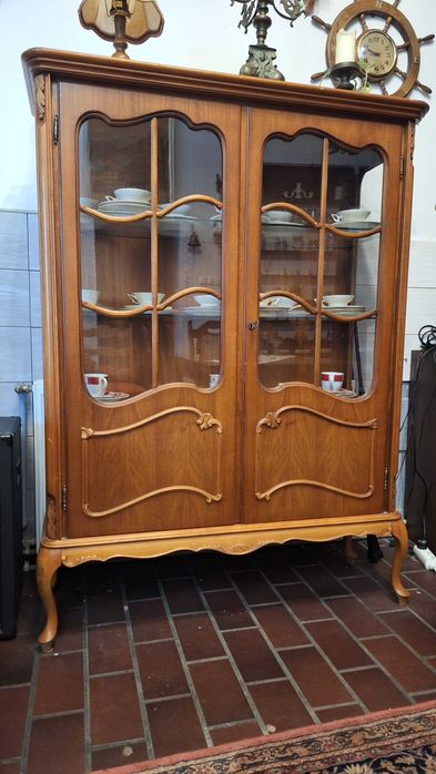 Antyczna witrynka w stylu ludwikowskim