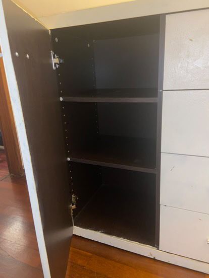 Cómoda branca com gavetas e portas