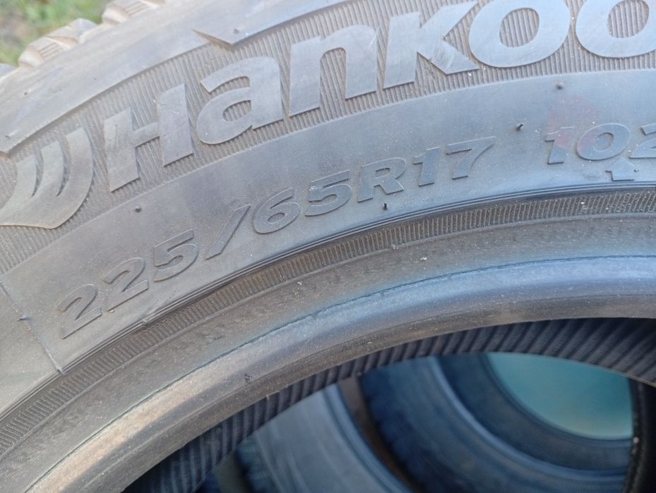 Продам  зимнюю резину 225/65 R17