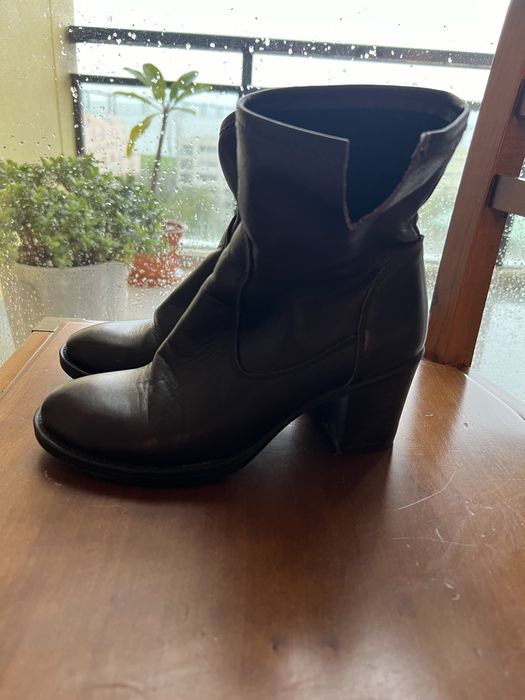 Botas em pele em excelente esrafo