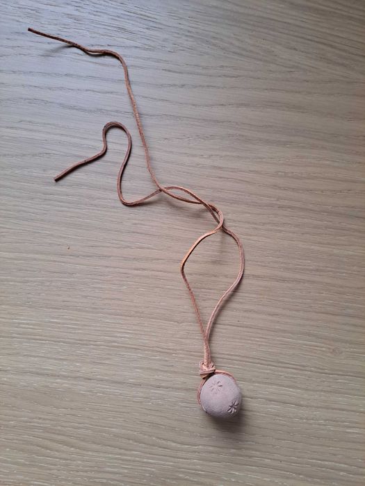 Gliniany wisior na rzemyku