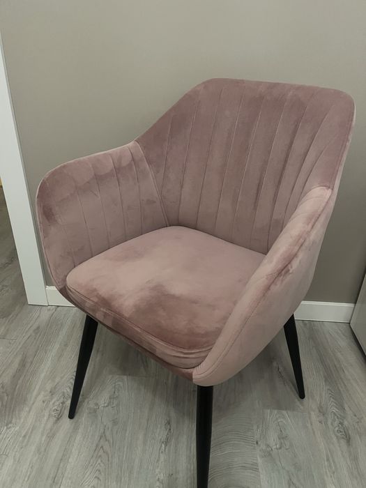 Różowe krzeslo welurowe