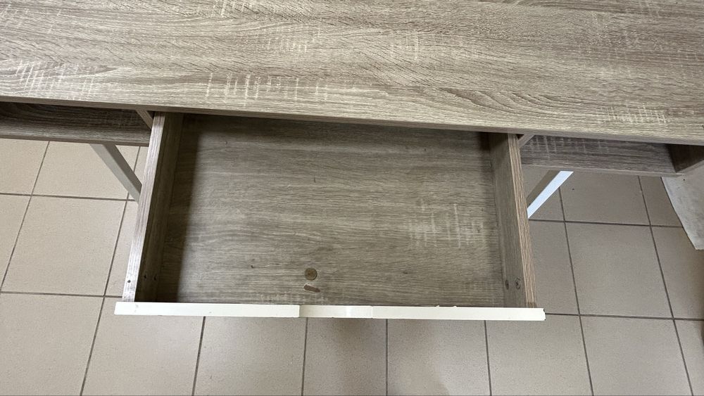 Biurko nowoczesne z szufladą i półkami – jasny dąb, metalowe nogi