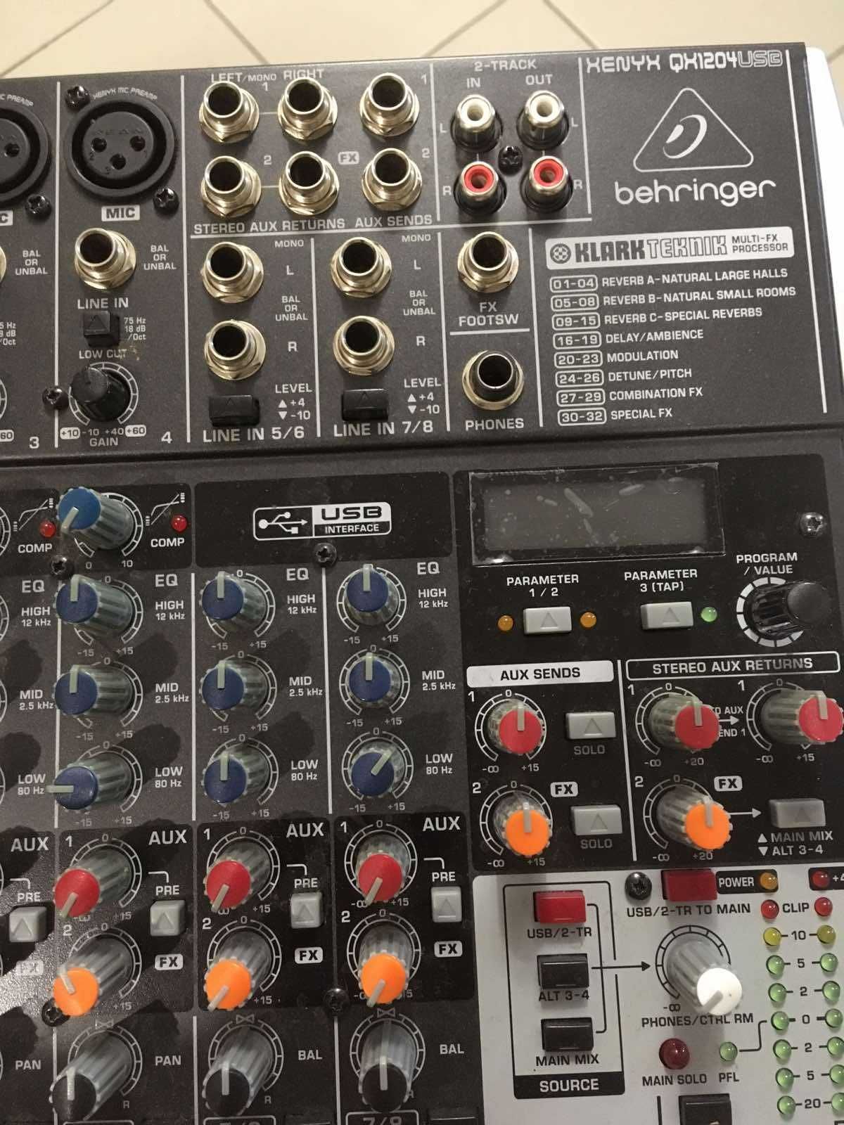 Микшерный пульт Behringer XENYX QX1204USB