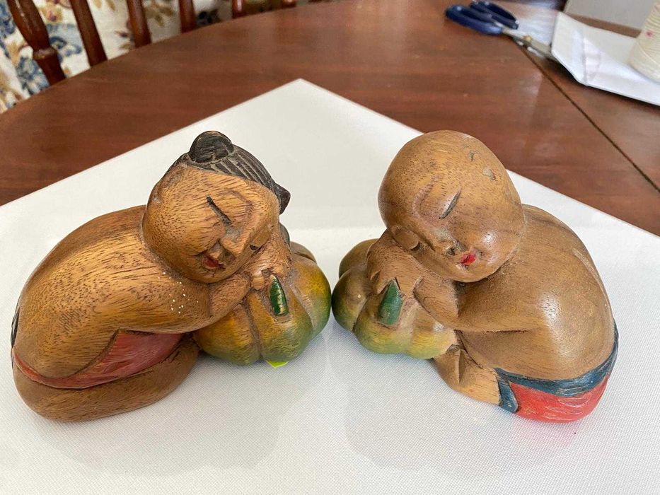 Conjunto vintage chinês de madeira esculpida à mão com 2 estatuetas