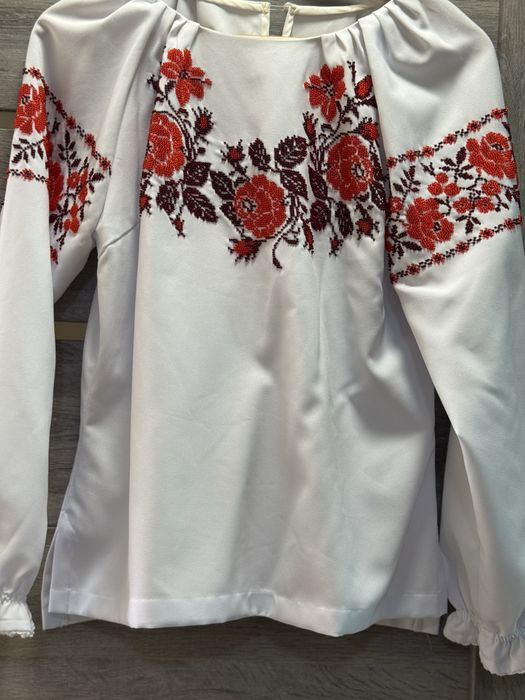 Вишиванка жіноча ручної роботи вишита бісером. Розмір S-M.