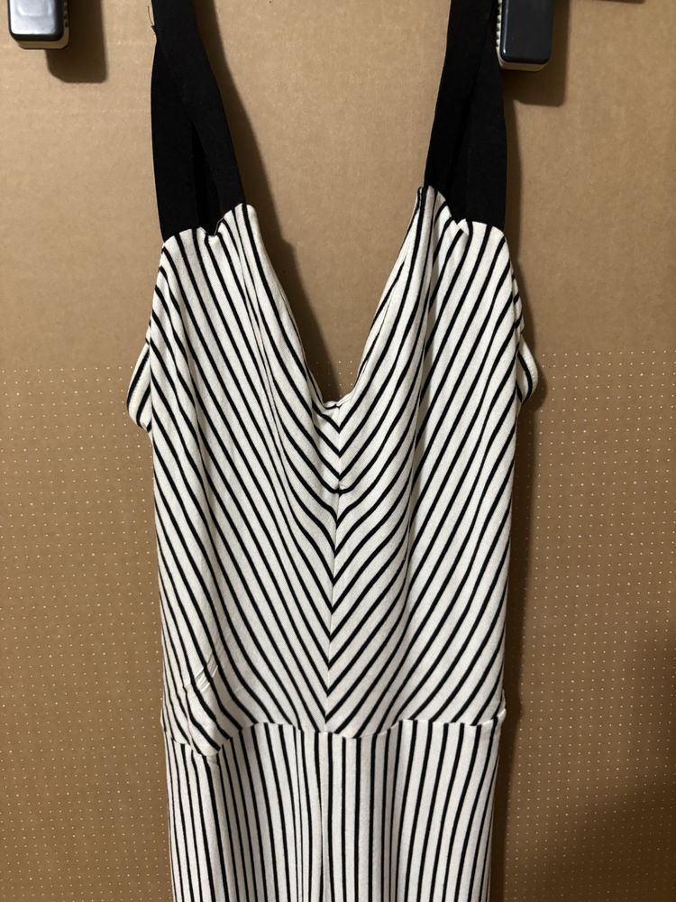 Macacão às riscas branco e preto