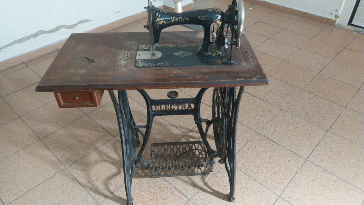 Máquina de Costura Antiga Köhler com Estrutura em Ferro Fundido
