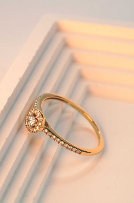 Złoty pierścionek z brylantem 14K 1.30g