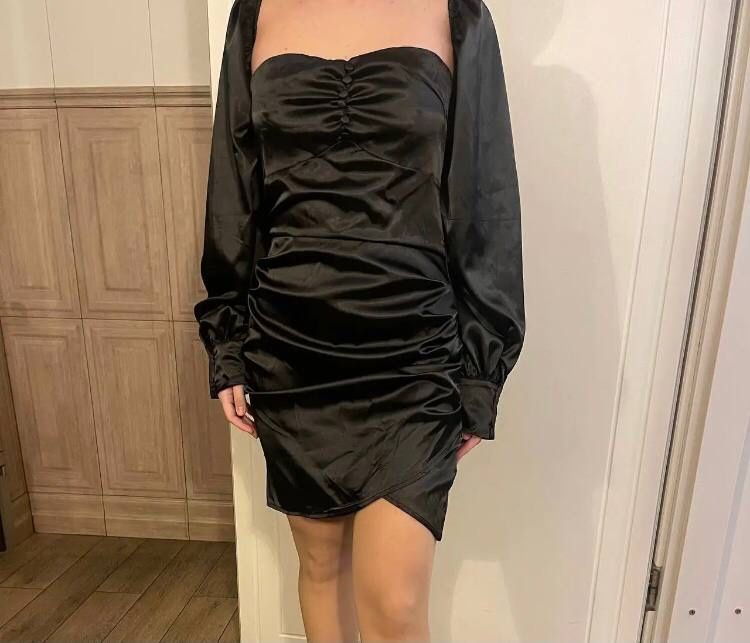 Короткое вечернее чёрное платье атласное
