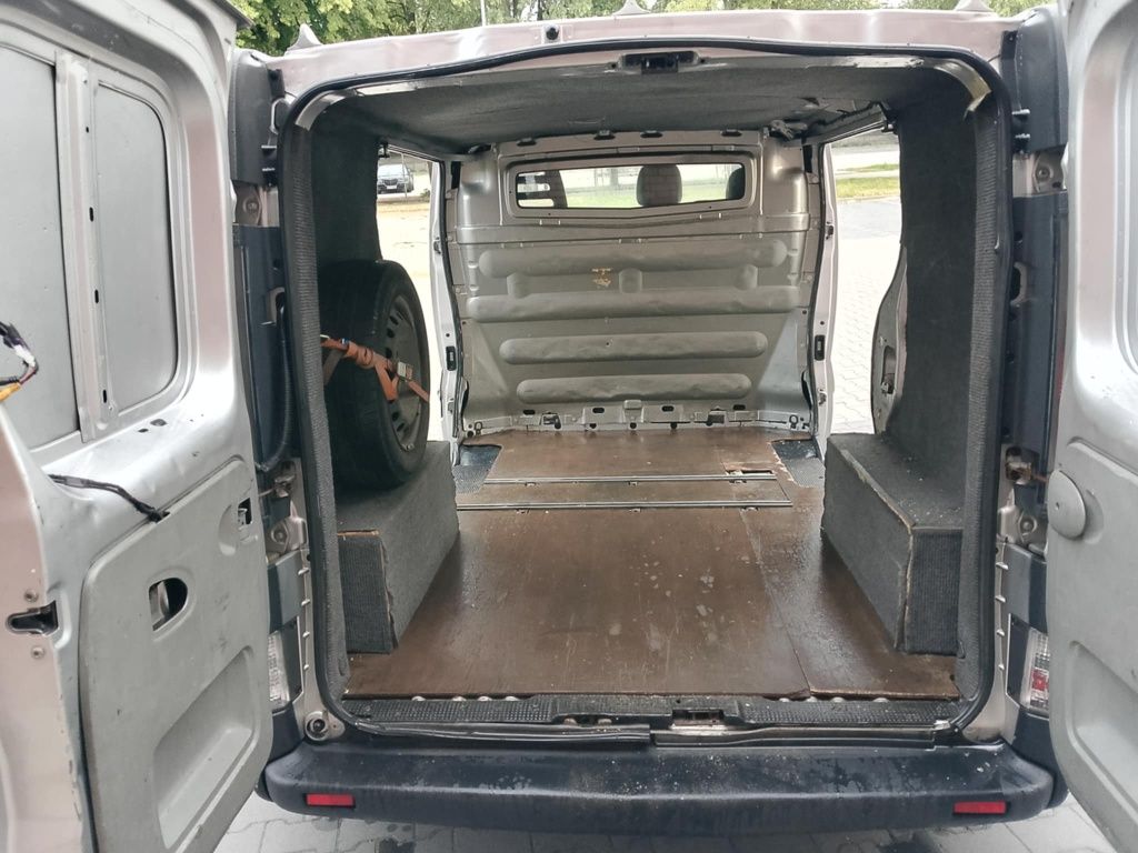 Opel Vivaro 1.9Dci 2razy drzwi przesuwne 2006r klima