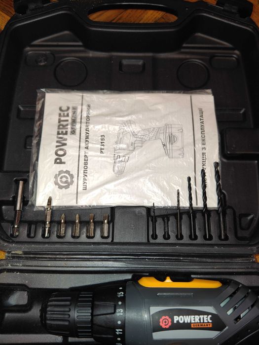 Шуруповерт  Powertec в кейсе с набором бит и свёрл