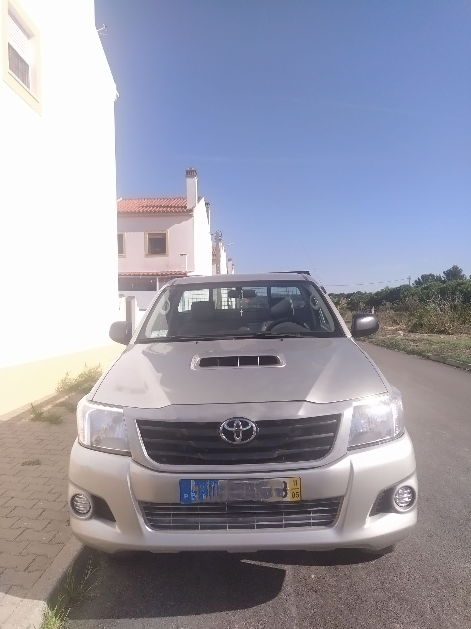 Toyota Hilux cinzenta