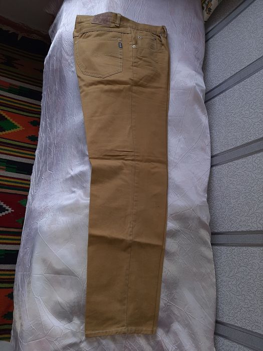 Джинси чоловічі гірчичного коліру.