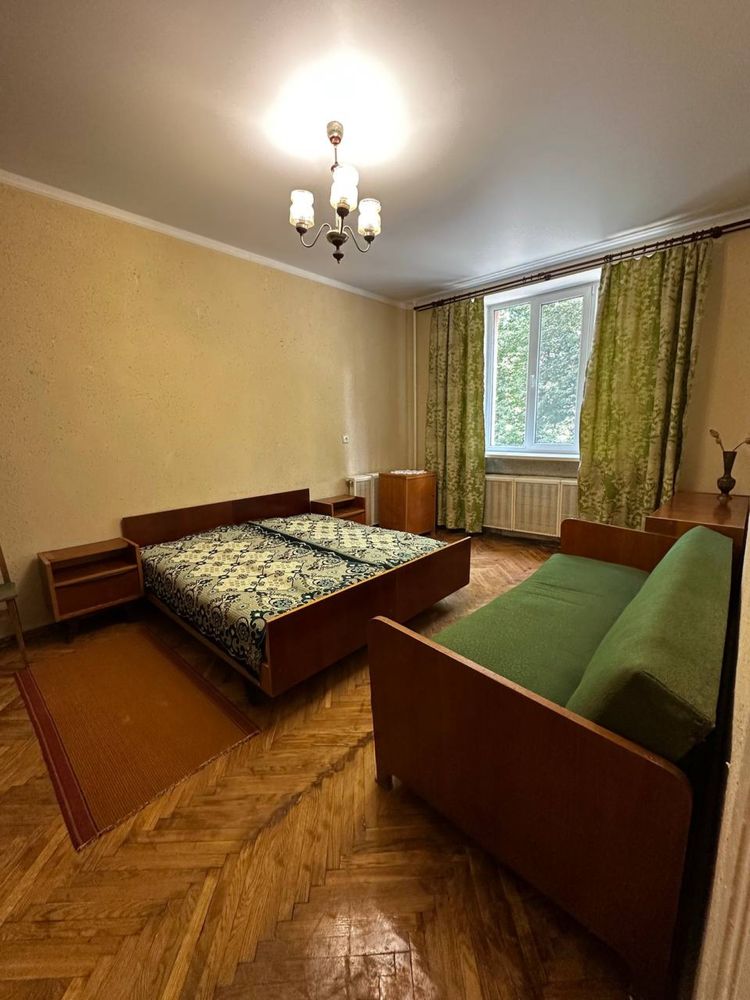 Сталінка в центрі ,навпроти парку