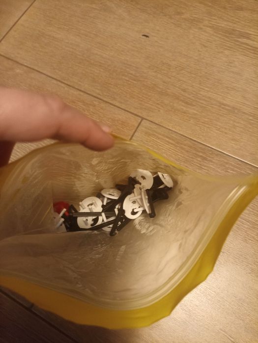 Zabezpieczenia przed dziećmi do gniazdek elektrycznych i na szafki