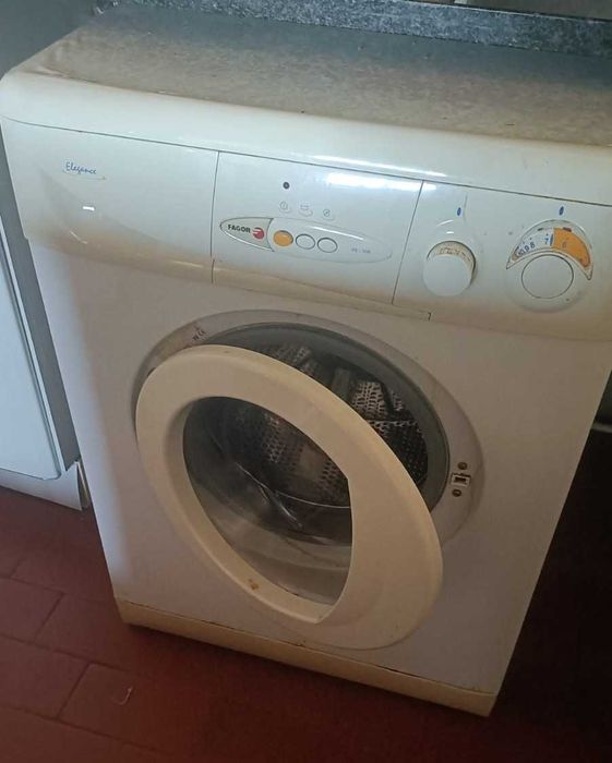 Máquina de Lavar roupa, marca Fagor, usada mas a funcionar