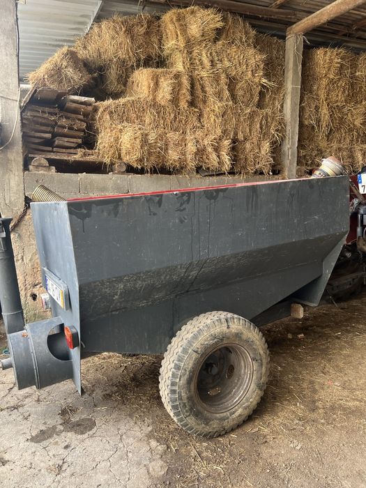 Reboque transportador de uvas com bomba de elevação