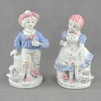 Par de Figuras de menino e Menina em Porcelana da China