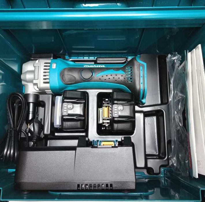 Nożyce do blach falistych 2x3Ah MAKITA DJN161RFJ