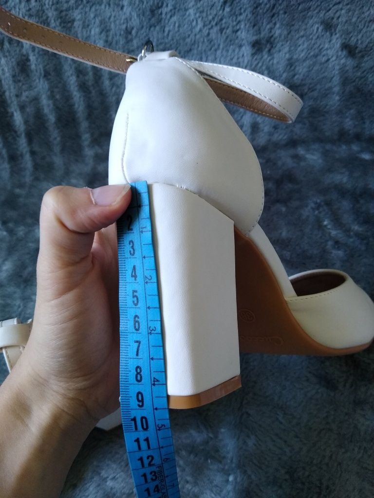 Buty na obcasie blokowym Cuccoo