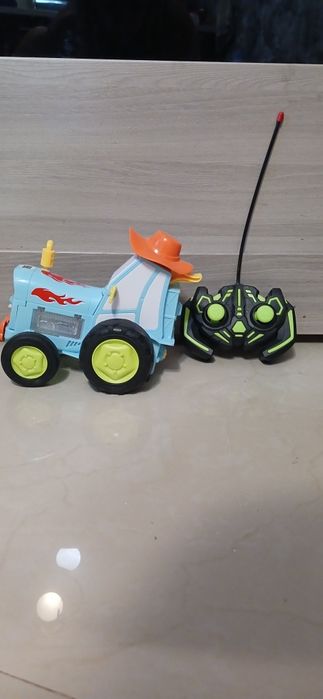 Танцюющій крейзіі тракторець