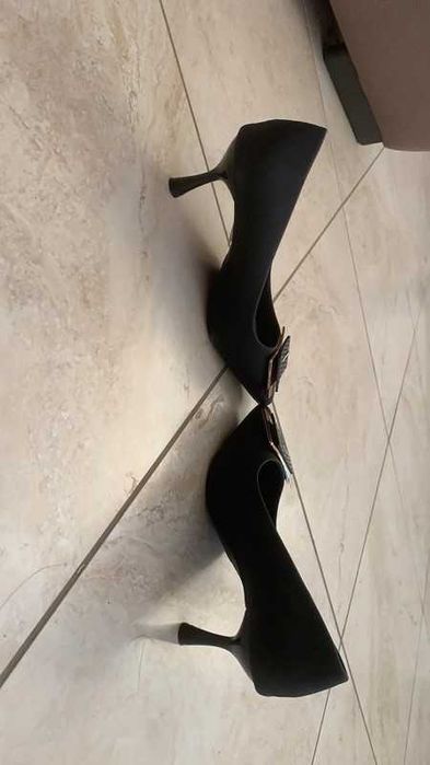 Sapatos com salto pretos