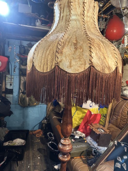 Старий деревянний торшер